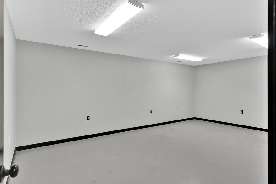 More Photos Of 11445 N Reed Rd, Hayden Warehouse For Lease