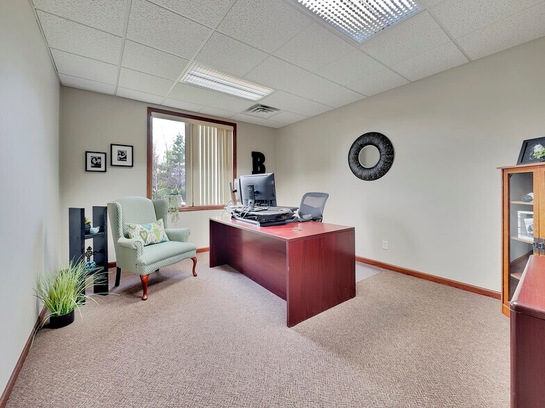 More Photos Of 808 4th St NE, Hampton Office For Sale