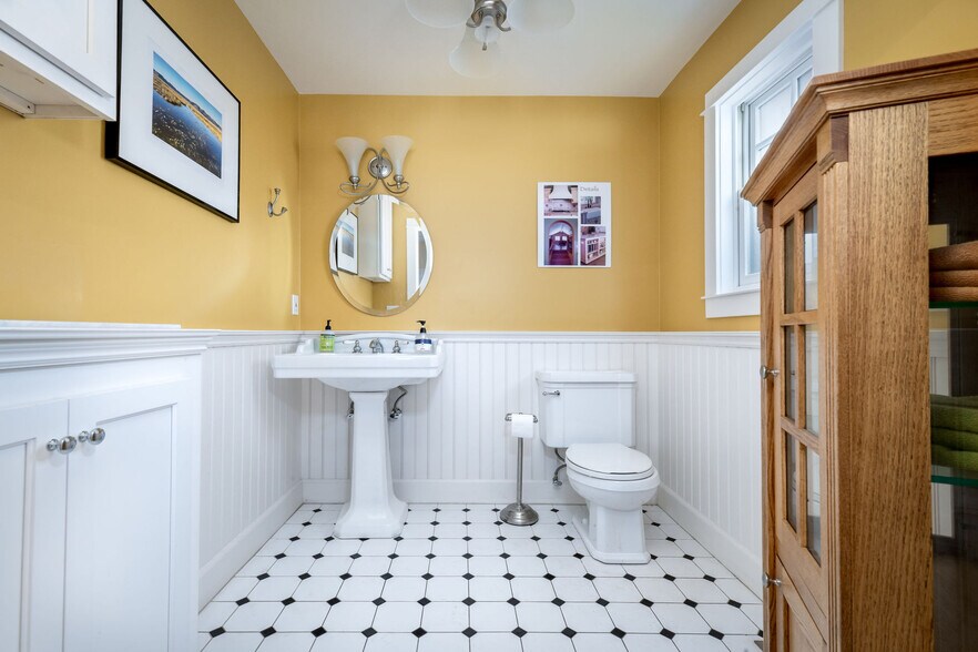 More Photos Of 1072 E Main St, Grass Valley Office For Sale