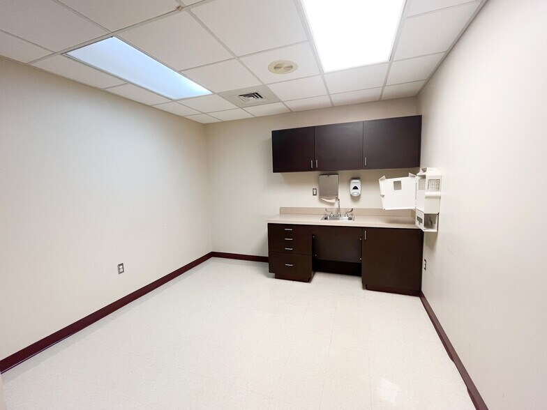 More Photos Of 820 S Illinois Ave, Republic Medical For Sale