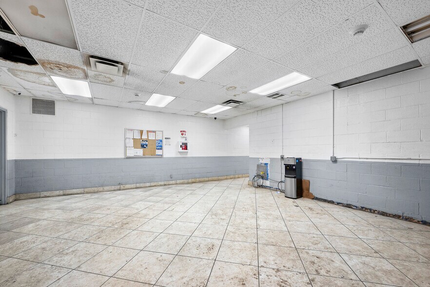 More Photos Of 2727 S Beech Daly Rd, Dearborn Heights Warehouse For Lease