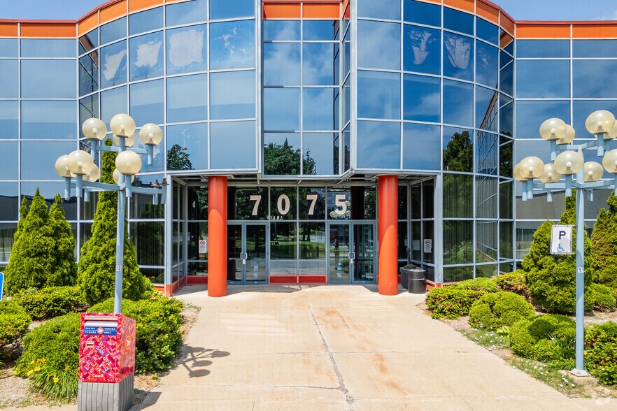 More Photos Of 7075 Pl Robert-Joncas, Saint-Laurent Light Distribution For Lease