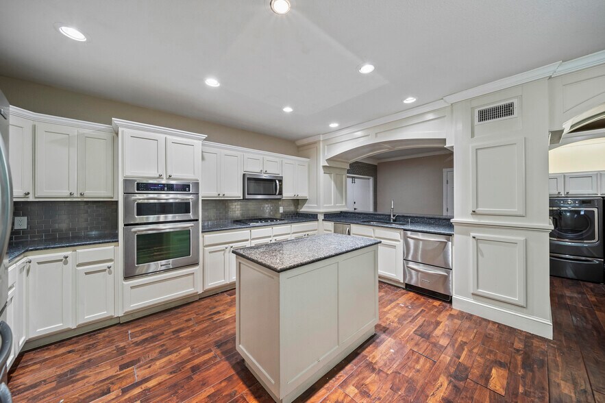 More Photos Of 4702 E 11th St, Tulsa Freestanding For Lease