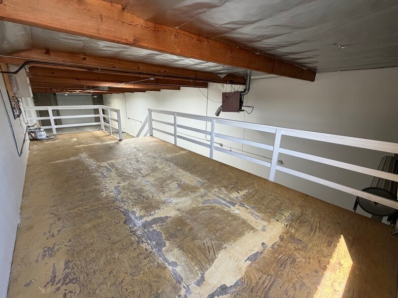 More Photos Of 15400 Tamarack Dr, Victorville Warehouse For Lease