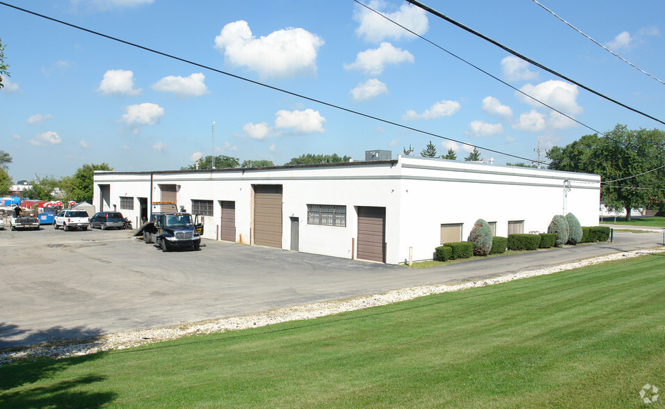 Primary Photo Of 26W251 St Charles Rd, Carol Stream Service For Lease