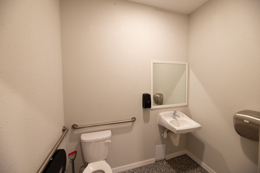 More Photos Of 9937 Race Track Rd, Tampa Manufacturing For Lease