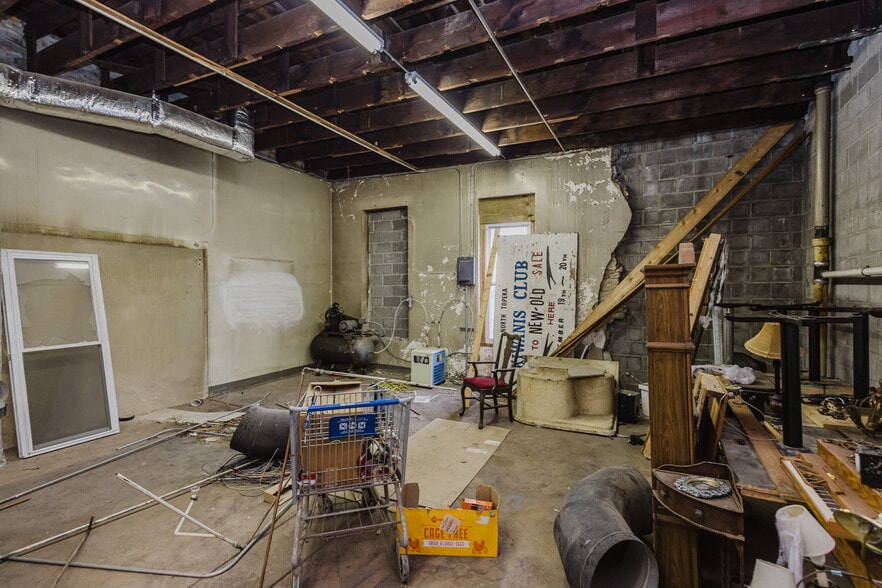 More Photos Of 830 N Kansas Ave, Topeka Bar For Sale