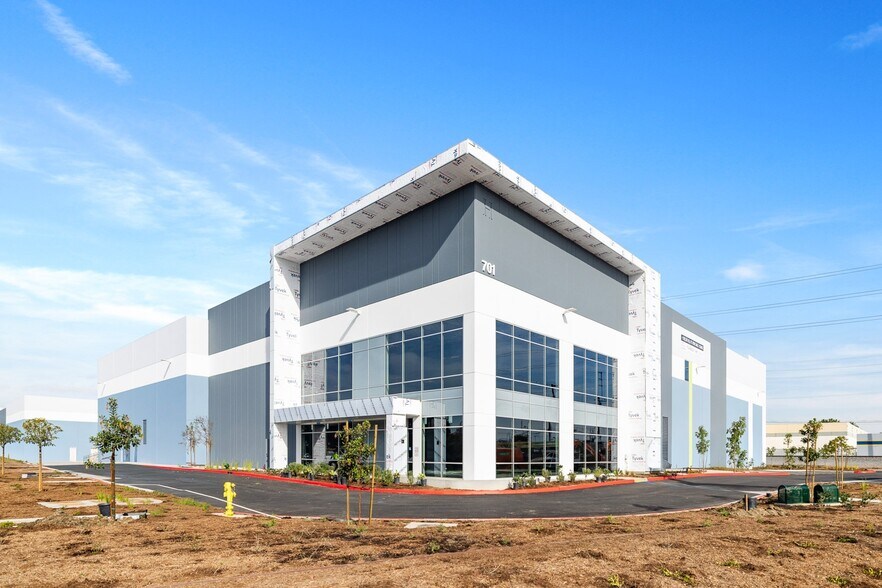 More Photos Of 701 E Ball Rd, Anaheim Warehouse For Lease