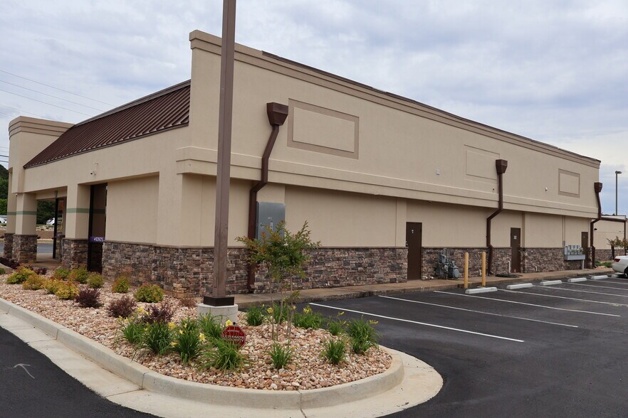 More Photos Of 380-384 Glynn St N, Fayetteville Freestanding For Lease