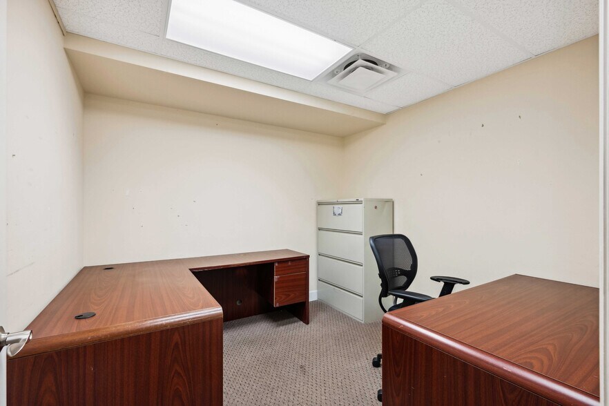 More Photos Of 16238-16242 N Florida Ave, Lutz Office Residential For Lease