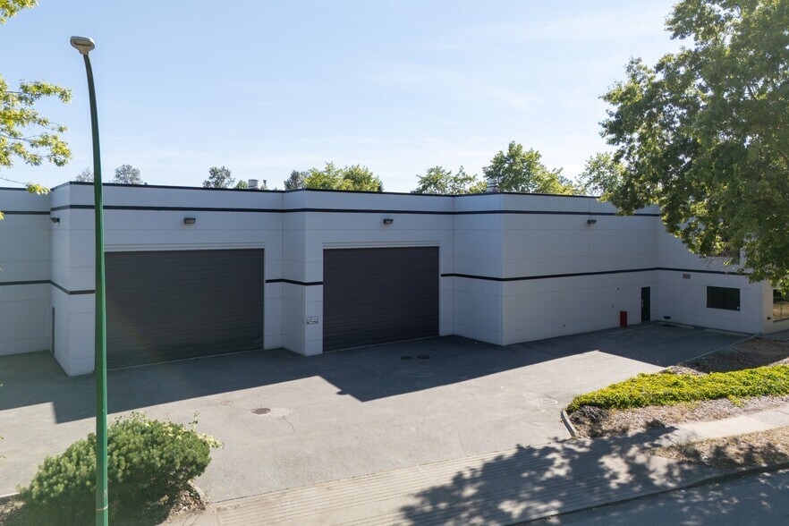 More Photos Of 8920 Fraserton Ct, Burnaby Warehouse For Lease