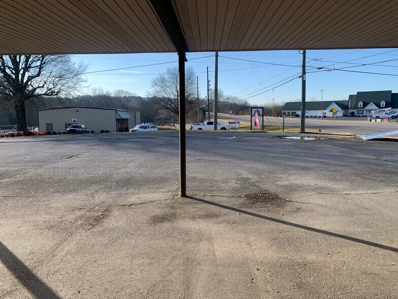 More Photos Of 1321 US Hwy 41 N, Calhoun Office For Lease