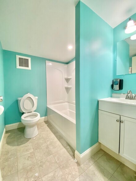 More Photos Of 8329 Delaware Ave, Upper Darby Service For Sale