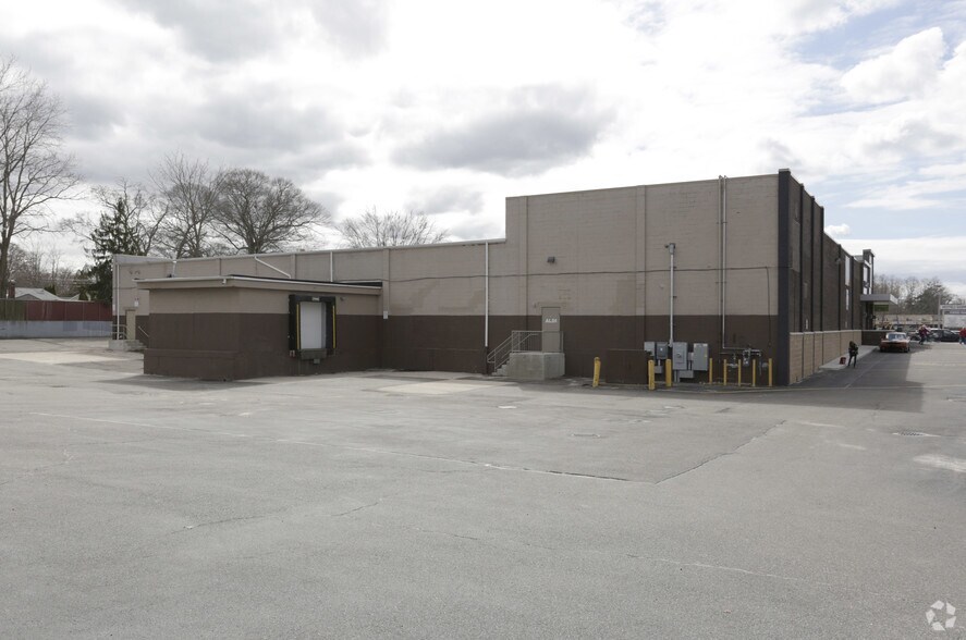 More Photos Of 624-640 Middle Country Rd, Selden Storefront For Lease