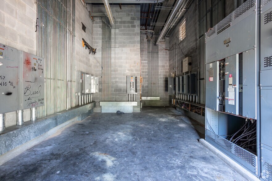 More Photos Of 1607 S Lumpkin Rd, Columbus Storefront For Lease