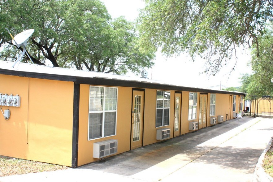 More Photos Of 10877 Park Road 37, Lakehills Storefront Retail Office For Lease