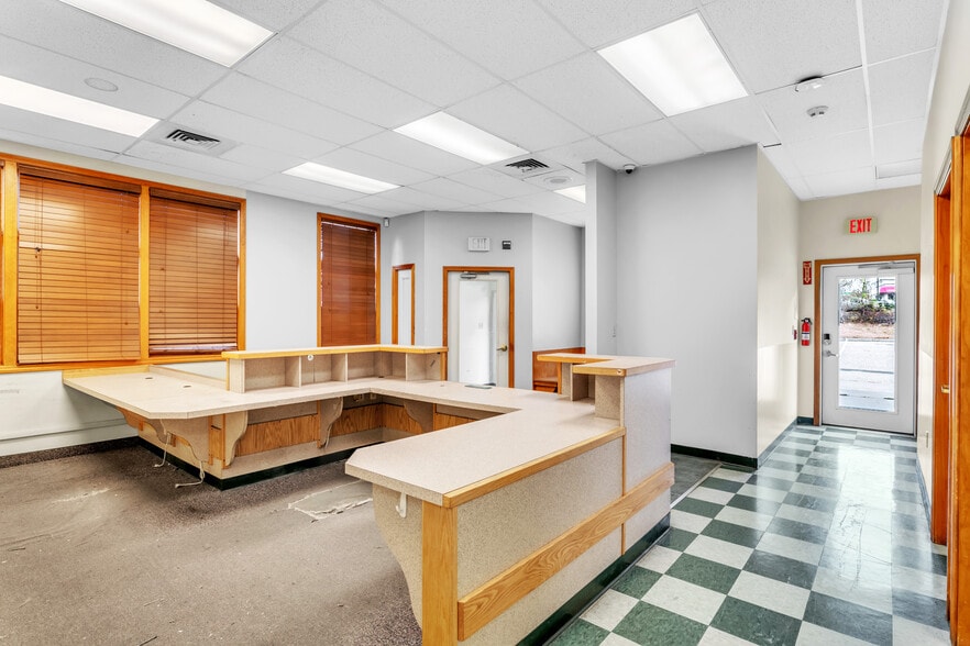 More Photos Of 1361 Memorial Dr, Chicopee Veterinarian Kennel For Sale