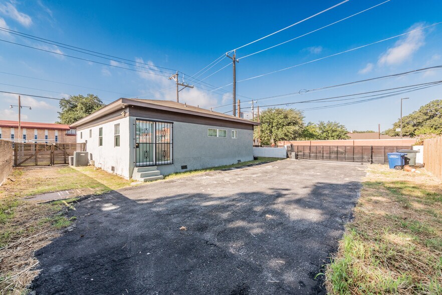 More Photos Of 630 S Walters, San Antonio Freestanding For Sale