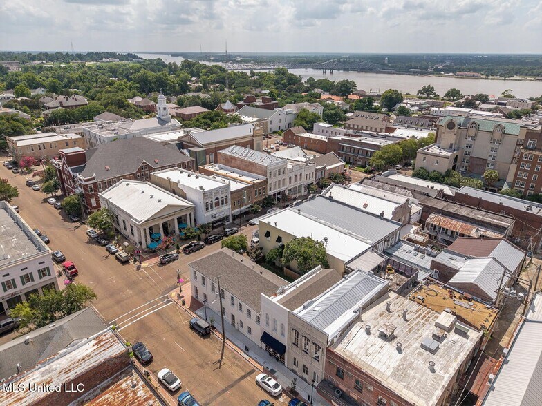 More Photos Of 433 Main St, Natchez Freestanding For Sale