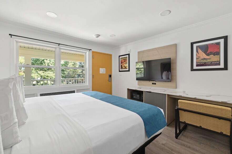 More Photos Of 337 Commercial St, Rockport Hotel For Sale