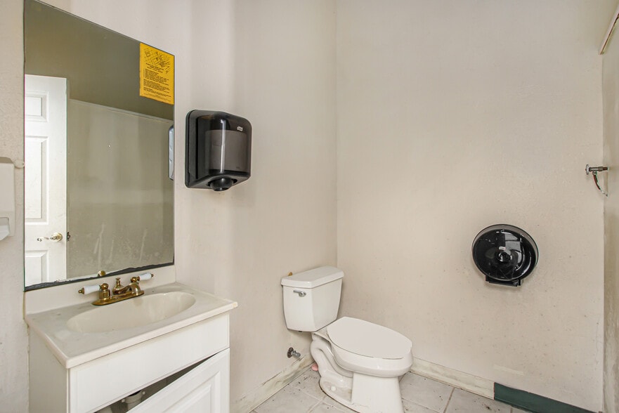 More Photos Of 5030 Coldwater Rd, Flint Freestanding For Lease