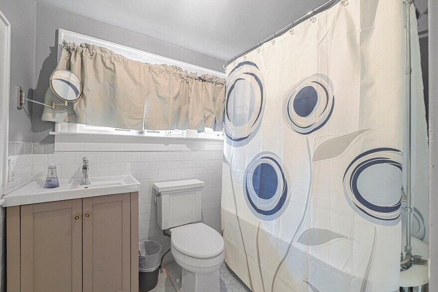 More Photos Of 530 S Union St, Traverse City Medical For Sale