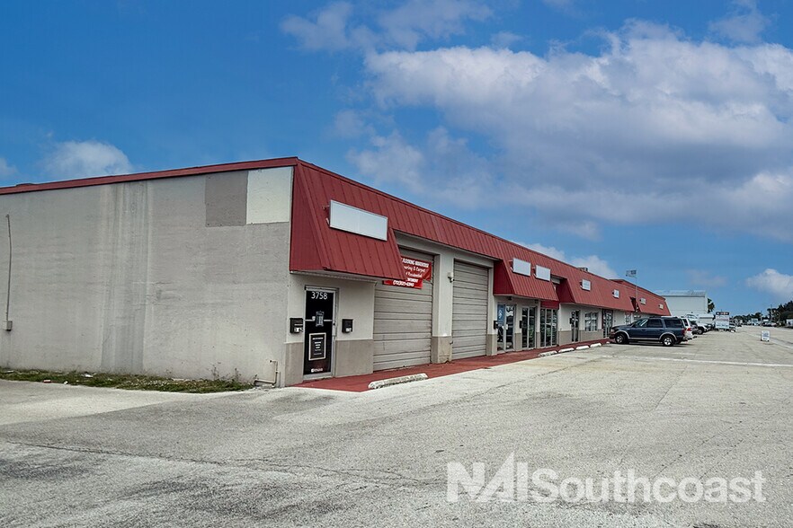 More Photos Of 3700-3758 SE Dixie Hwy, Stuart General Retail For Lease
