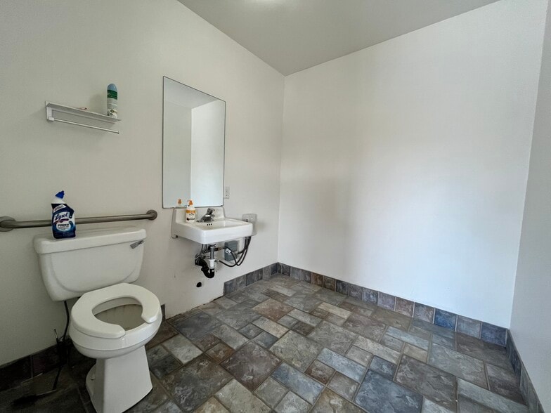 More Photos Of 1190 N Main St, Springville Unknown For Lease