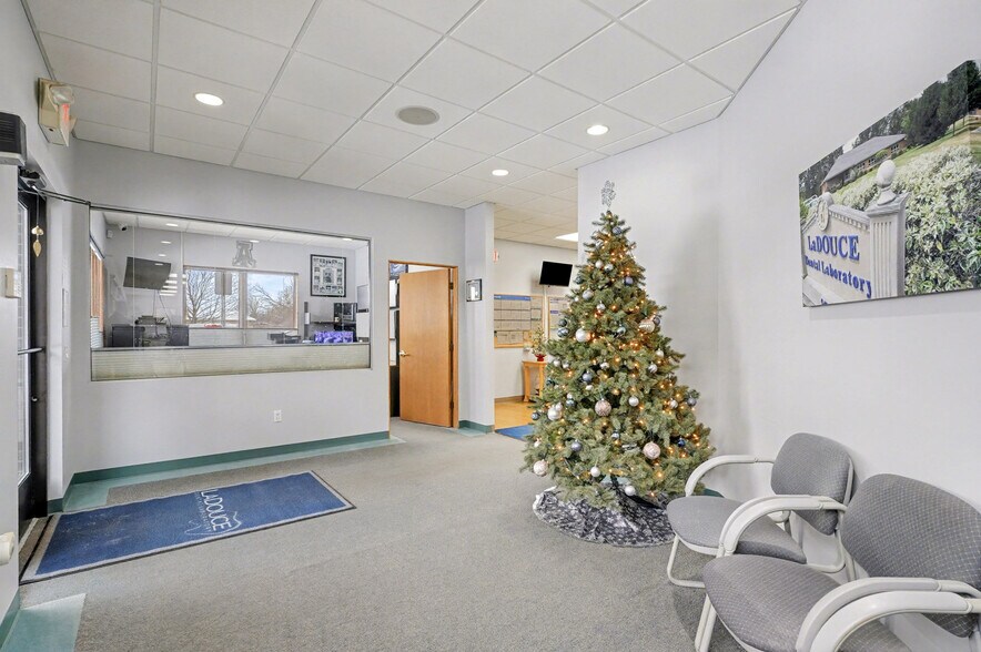 More Photos Of 5407 Hampton Pl, Saginaw Office For Sale