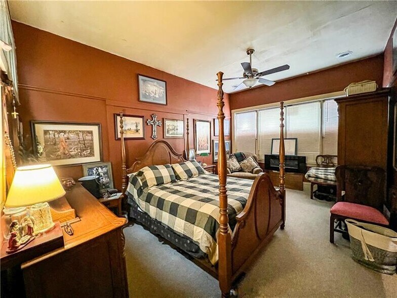 More Photos Of 118 N Main St, Butler Restaurant For Sale