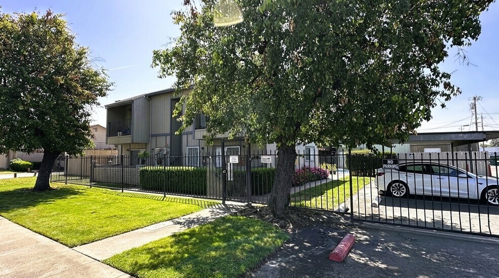 Primary Photo Of 610 E Pine St, Lodi Apartments For Sale