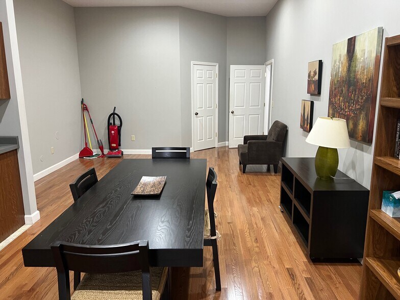 More Photos Of 127 W Taylor St, Grant Park Multifamily For Sale