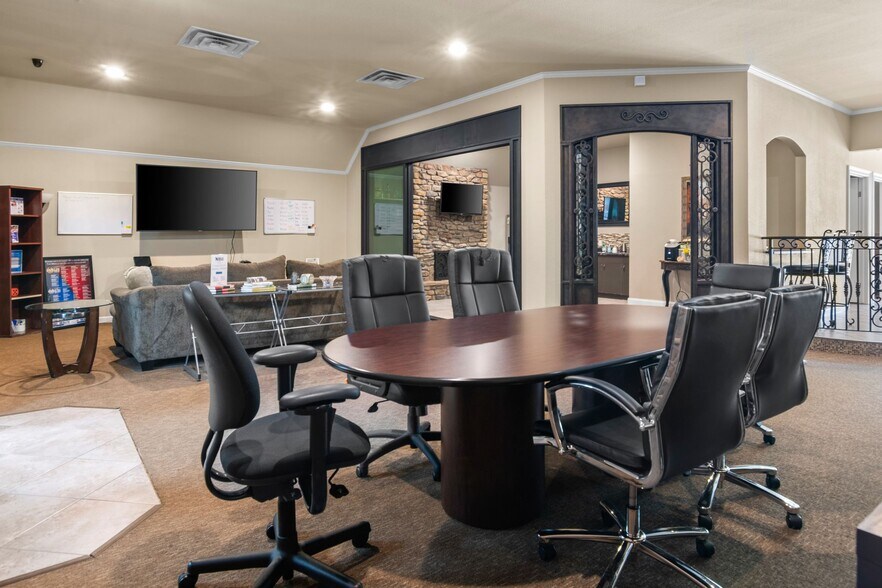 More Photos Of 108 E Hill St, Keller Office For Sale