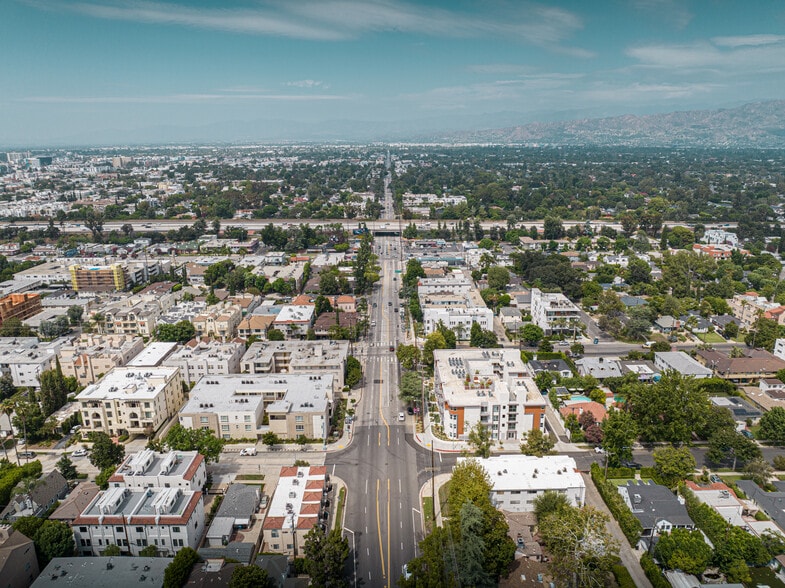 More Photos Of 10555 Bloomfield St, Toluca Lake Apartments For Sale