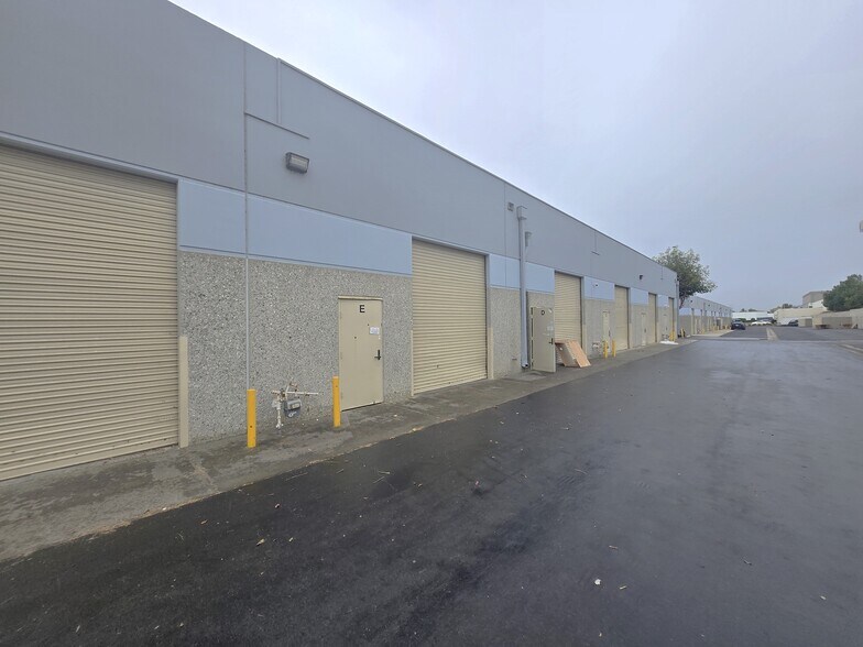 More Photos Of 2913 Saturn St, Brea Warehouse For Lease