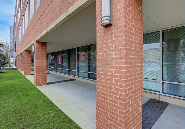 More Photos Of 18050 Saturn Ln, Houston Office For Lease