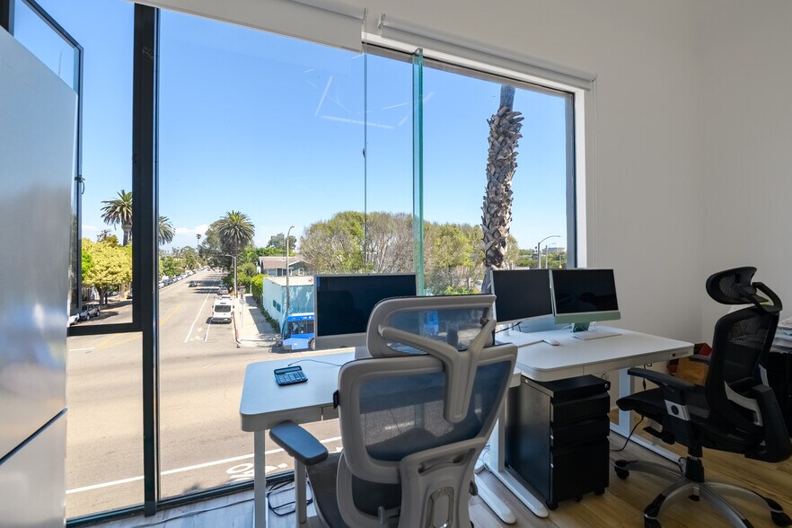 More Photos Of 1501 Main St, Venice Storefront Retail Office For Lease