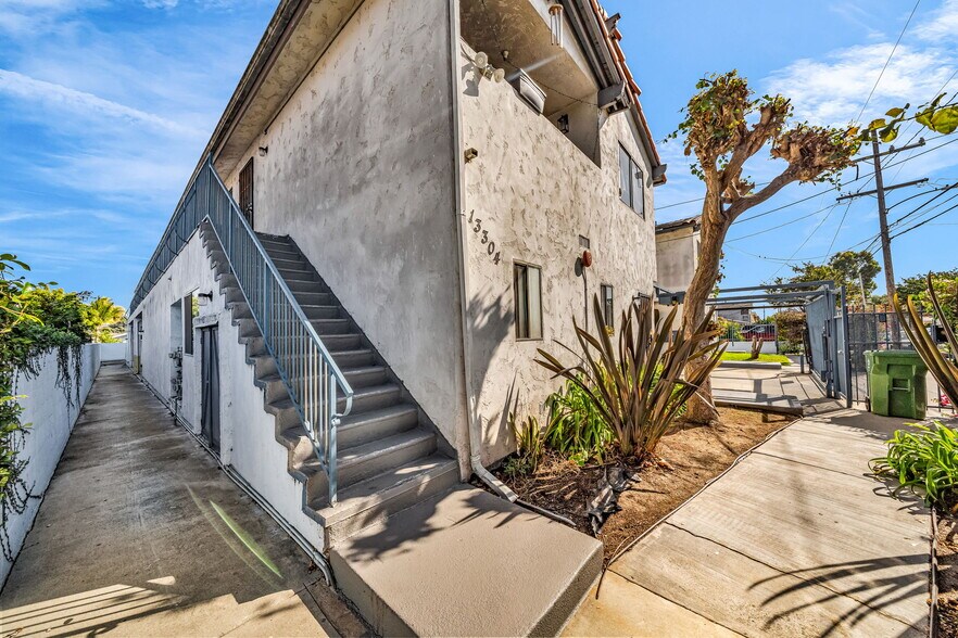 More Photos Of 13304-13308 Roselle Ave, Hawthorne Apartments For Sale