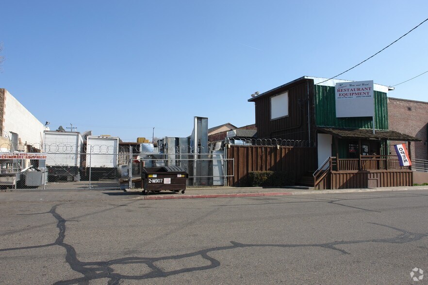 More Photos Of 400 N Johnson St, Visalia Warehouse For Sale