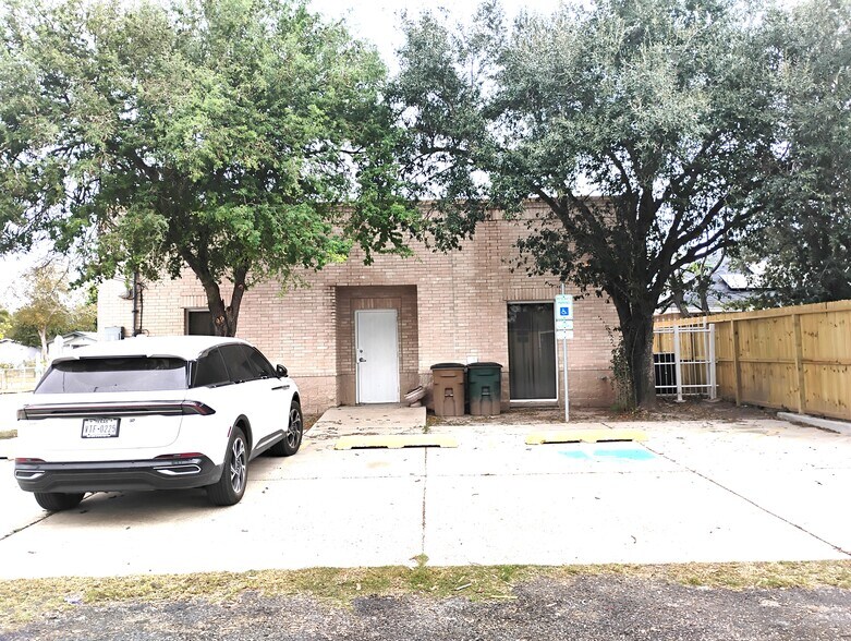 More Photos Of 1002 E Taylor St, Brownsville Office For Lease