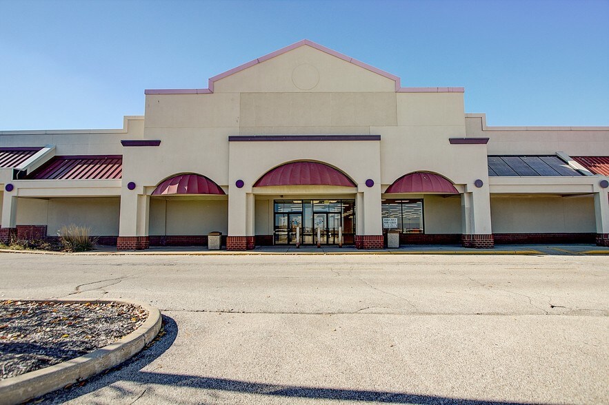 More Photos Of 8615-8665 W Brown Deer Rd, Milwaukee General Retail For Lease