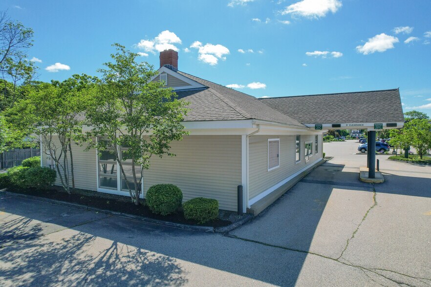 More Photos Of 299 Elm St, Biddeford Bank For Lease