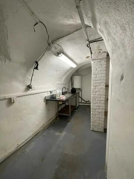 More Photos Of 27 Rue Du Moulin Joly, Paris Industrial For Lease