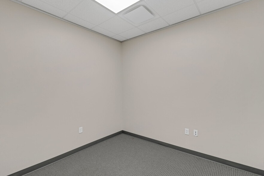 More Photos Of 8110 Parkside Ave, Baytown Warehouse For Sale