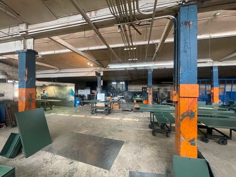 More Photos Of 5504 N Northwest Hwy, Chicago Manufacturing For Sale