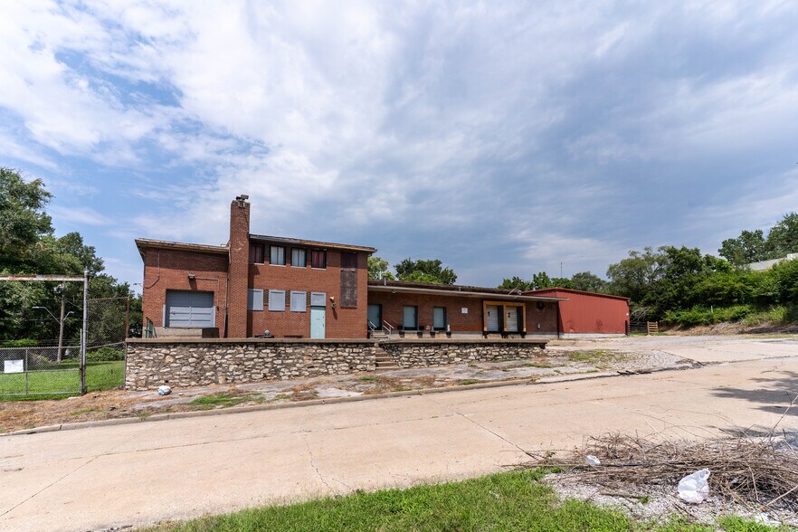 More Photos Of 1400 E 2nd St, Kansas City Manufacturing For Lease