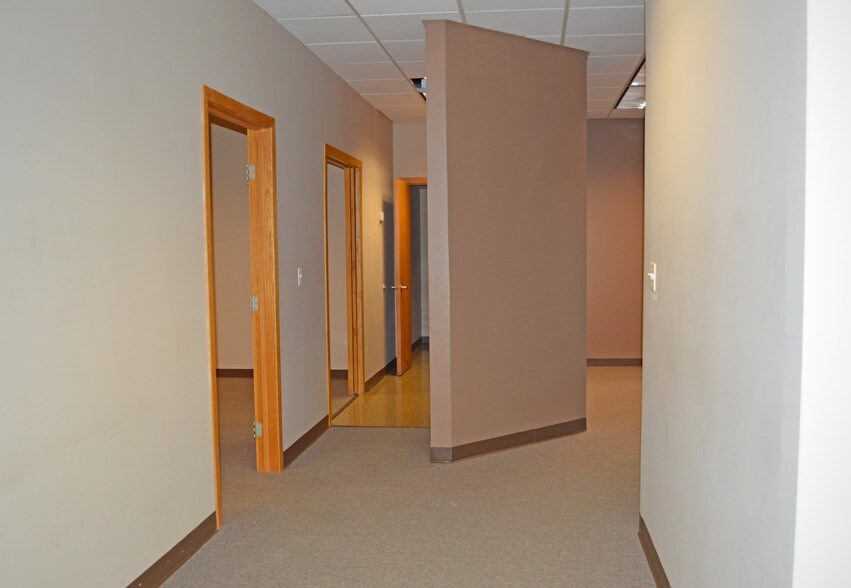 More Photos Of 919 N Plum Grove Rd, Schaumburg Office For Sale