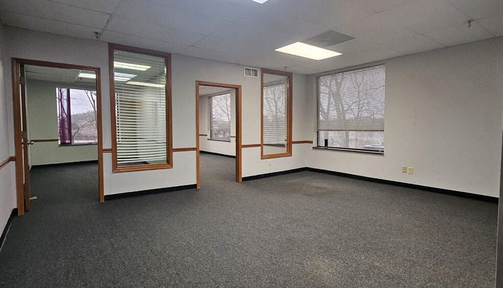 More Photos Of 1000 Edgewater Pt, Lake Saint Louis Office For Sale