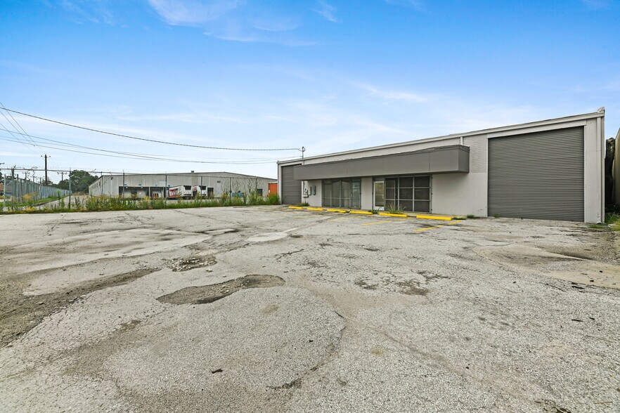 More Photos Of 1053 Grubb St, San Antonio Service For Sale