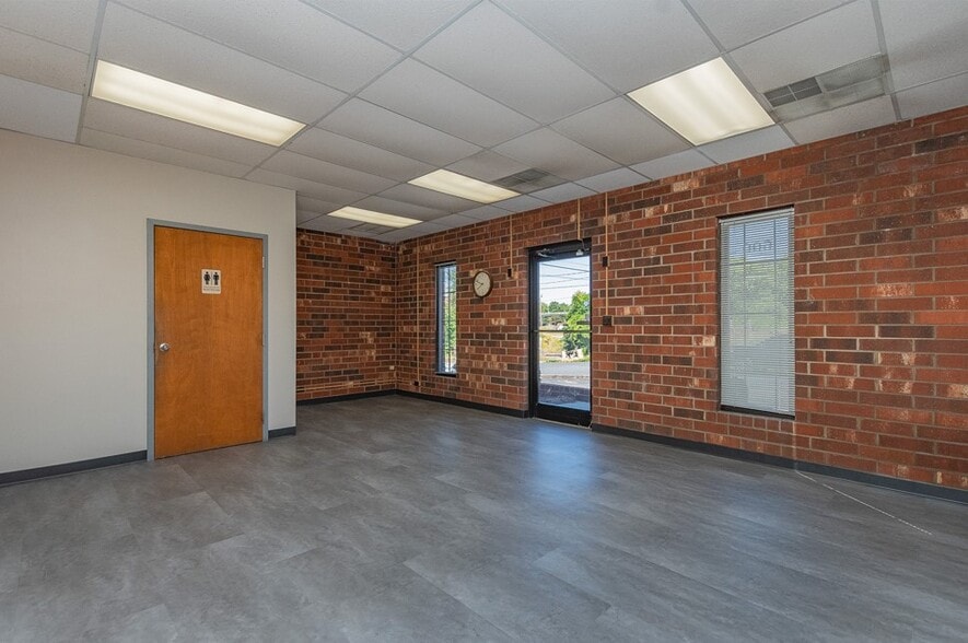 More Photos Of 600 Tipton Pl, Greensboro Auto Repair For Lease